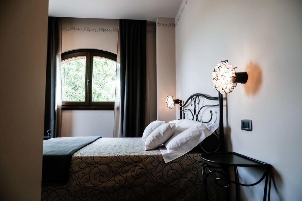 Bed and Breakfast Cascina Cortine Guarene Habitación foto
